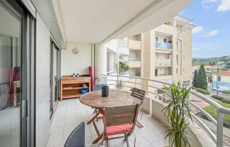 Appartement 35 m² à Antibes-les-Pins, terrasse couverte et piscine