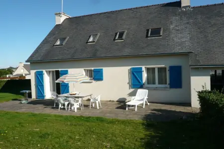 311575, Lambezen-maison aux volets bleus : photo 1