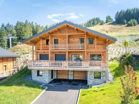 Demi-chalet avec vue sur le massif de Beauregard à La Clusaz : photo 1