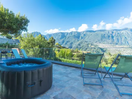 Chalet design avec jacuzzi privé et vue montagnes, São Vicente : photo 3