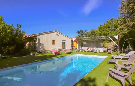 Wood House : maison en bois avec piscine privée à Taulignan : photo 1