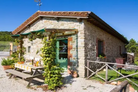 Maison en pierre avec piscine commune clôturée à Valfabbrica : photo 1