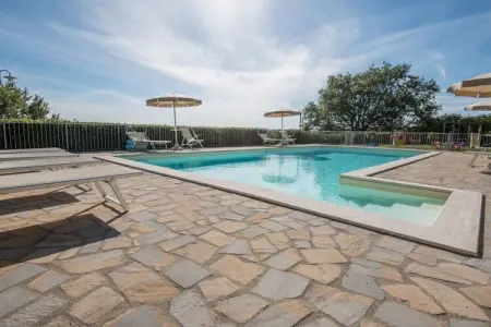 Maison en pierre avec piscine commune clôturée à Valfabbrica : photo 2