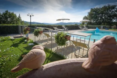 Maison en pierre avec piscine commune clôturée à Valfabbrica : photo 3