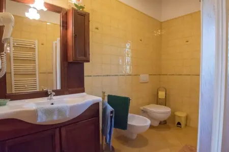 Maison en pierre avec piscine commune clôturée à Valfabbrica : photo 10