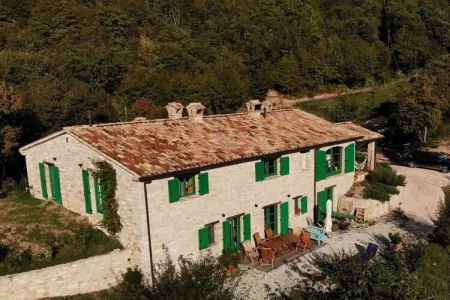 Maison de vacances à Cagli : 3 chambres, 2 salles de bains et jardin : photo 2