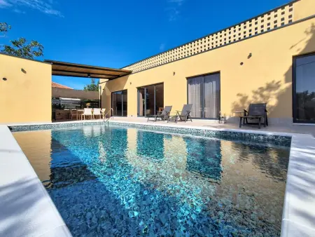 Maison avec piscine chauffée privée à Kaštel Kambelovac, 3 chambres : photo 1