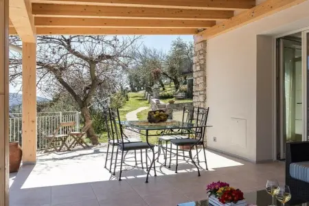 Maison Glicine à Tignale : terrasse vue lac et jardin commun : photo 4