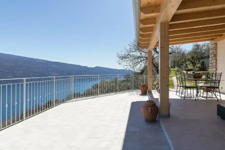 Maison Glicine à Tignale : terrasse vue lac et jardin commun : photo 5