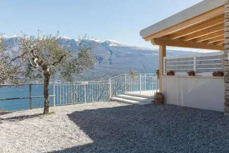Maison Glicine à Tignale : terrasse vue lac et jardin commun : photo 10