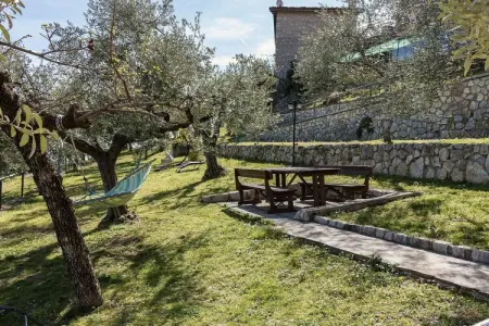 Maison Glicine à Tignale : terrasse vue lac et jardin commun : photo 43