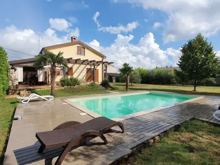 Maison avec piscine privée sur grand terrain à Buje, Istrie : photo 32