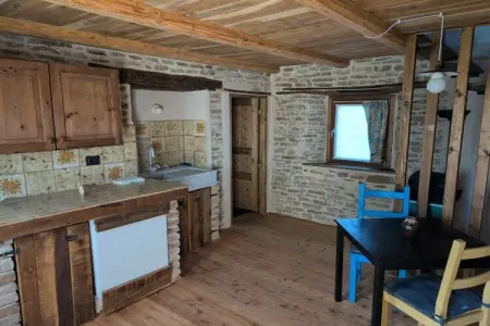 Maison de vacances en duplex à Cerretto Langhe, cheminée et jardin : photo 2