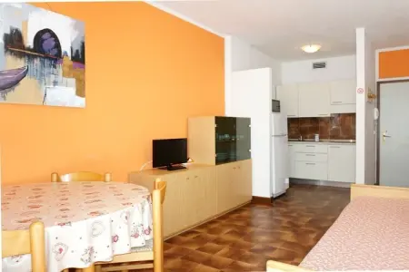 Maison de vacances à Caorle : 1 chambre, climatisation et balcon : photo 6
