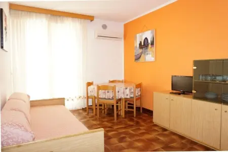 Maison de vacances à Caorle : 1 chambre, climatisation et balcon : photo 7