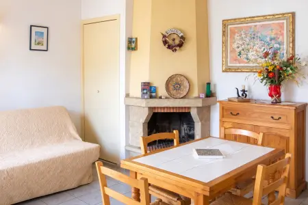 Studio douillet Santa-Maria-Figaniella 48 m², cheminée : photo 6
