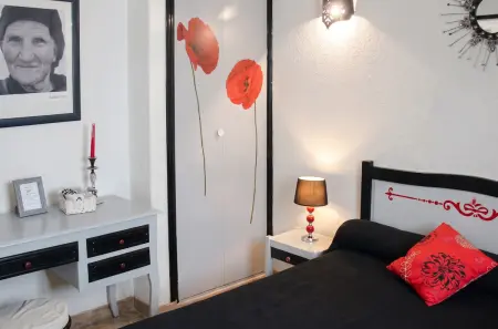 Studio douillet Santa-Maria-Figaniella 48 m², cheminée : photo 7