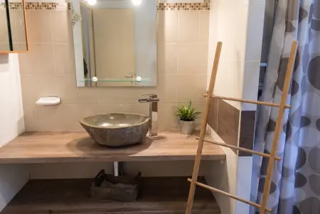 Studio douillet Santa-Maria-Figaniella 48 m², cheminée : photo 8