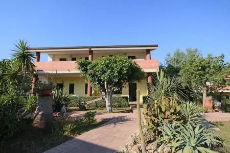 Location maison à Ricadi, Résidence nichée dans une oasis de teintes et de senteurs méditerranéennes.