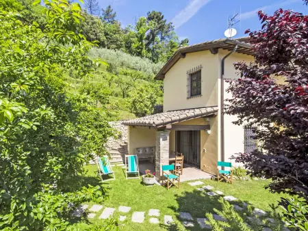 Villa Il Girasole, 5 chambres, jardin 60 m² à Camaiore