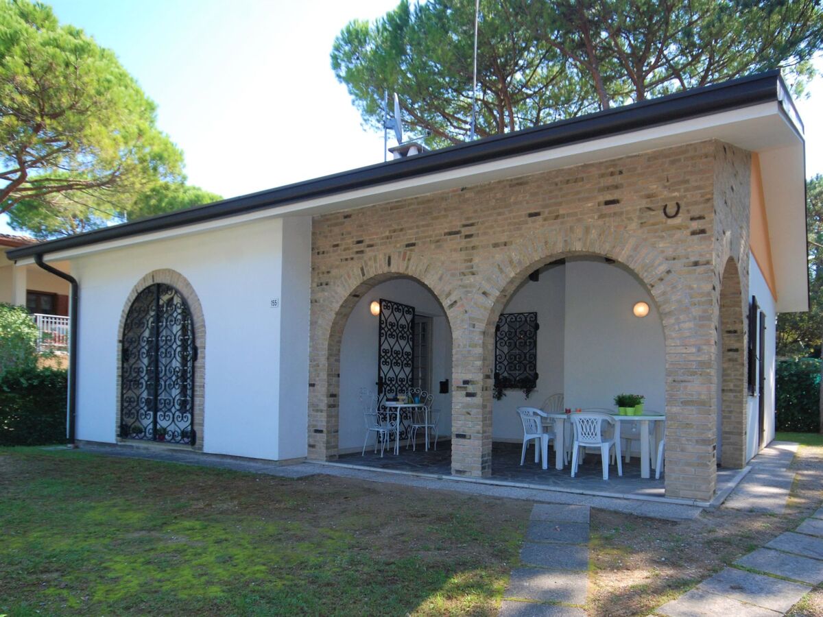 Villa Salvador – Maison avec service de plage à Lignano Pineta - Photo 1
