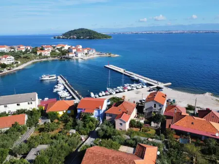 Maison Ines à Ugljan, 5 chambres à 80 m de la mer