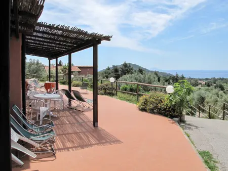 Studio rénové 2025 avec terrasse à Lacona, île d'Elbe