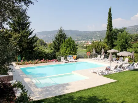 Appartement Le Rasole à Garda, terrasse couverte et vue piscine : photo 2