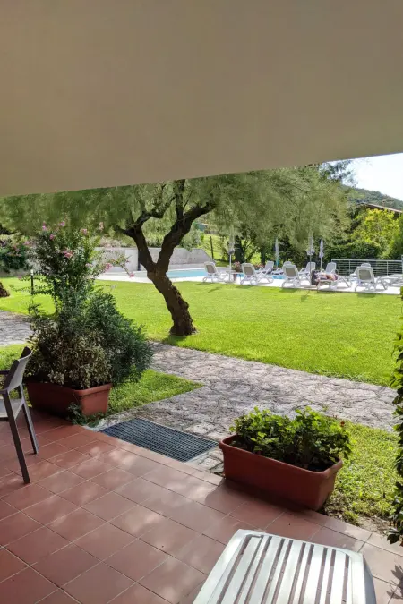 Appartement Le Rasole à Garda, terrasse couverte et vue piscine : photo 15