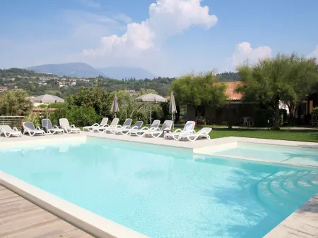 Appartement Le Rasole à Garda, terrasse couverte et vue piscine : photo 16