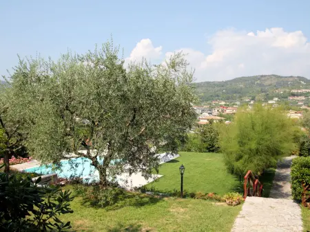 Appartement Le Rasole à Garda, terrasse couverte et vue piscine : photo 17