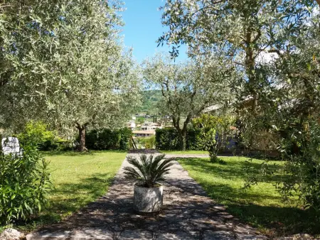 Appartement Le Rasole à Garda, terrasse couverte et vue piscine : photo 21