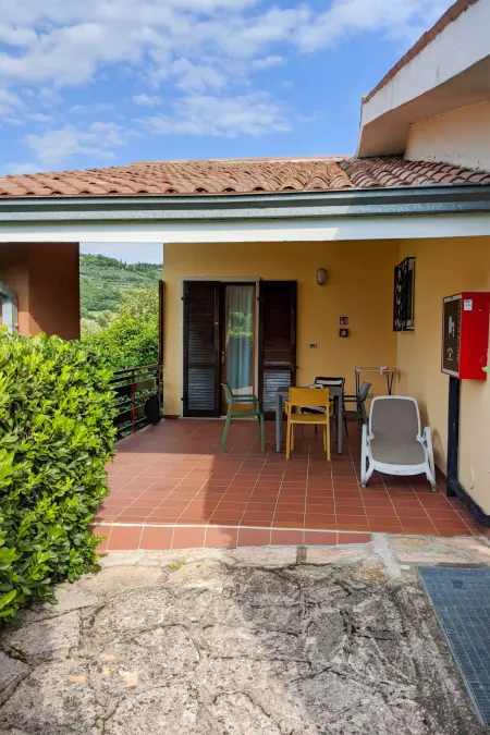 Appartement Le Rasole à Garda, terrasse couverte et vue piscine : photo 23