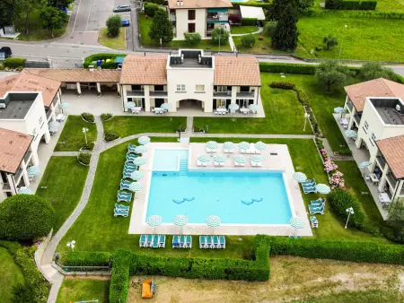Appartement Corte delle Rose à Garda, vue piscine et jardin : photo 4