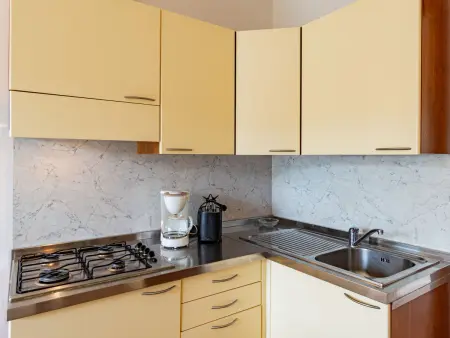 Appartement Corte delle Rose à Garda, vue piscine et jardin : photo 8