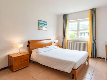 Appartement Corte delle Rose à Garda, vue piscine et jardin : photo 11
