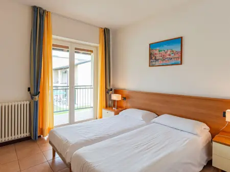 Appartement Corte delle Rose à Garda, vue piscine et jardin : photo 14