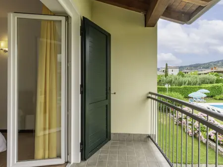 Appartement Corte delle Rose à Garda, vue piscine et jardin : photo 15
