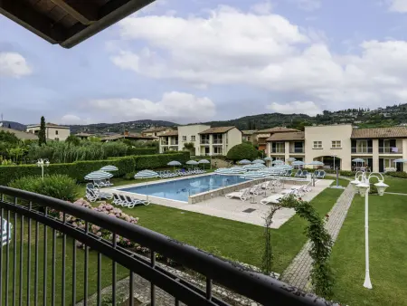 Appartement Corte delle Rose à Garda, vue piscine et jardin : photo 16