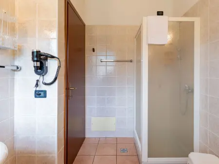 Appartement Corte delle Rose à Garda, vue piscine et jardin : photo 23