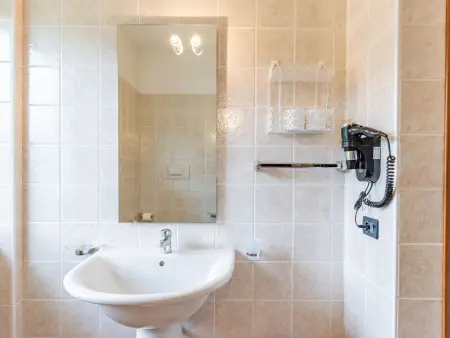 Appartement Corte delle Rose à Garda, vue piscine et jardin : photo 25
