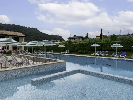 Appartement Corte delle Rose à Garda, vue piscine et jardin : photo 28