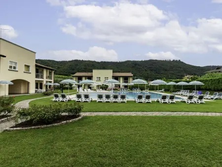 Appartement Corte delle Rose à Garda, vue piscine et jardin : photo 29