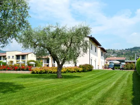 Appartement Corte delle Rose à Garda, vue piscine et jardin : photo 36