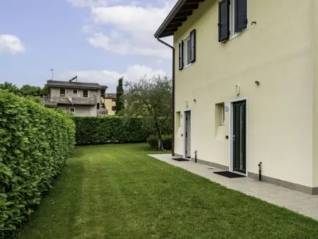 Appartement Corte delle Rose à Garda, vue piscine et jardin : photo 41