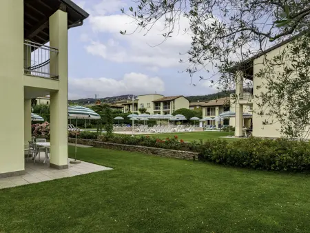 Appartement Corte delle Rose à Garda, vue piscine et jardin : photo 44