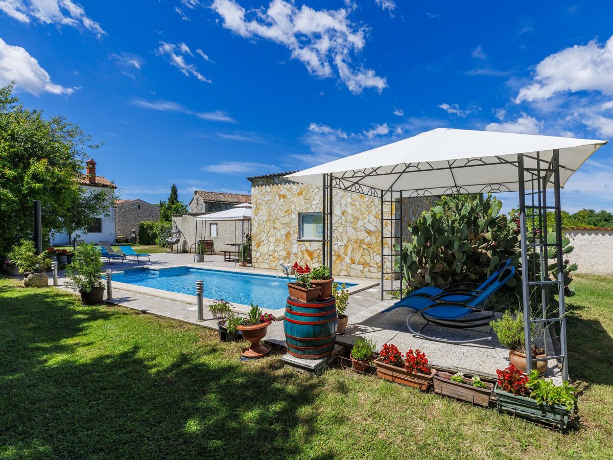 Pinezici – Maison 2 étages avec piscine près de Pula - Photo 1