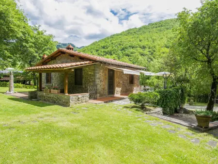 Maison La Fornace à Loro Ciuffenna, jardin et piscine partagée : photo 17