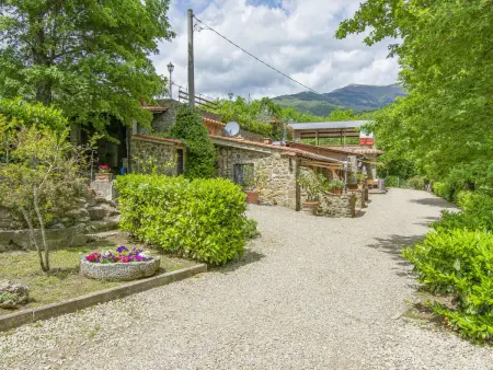 Maison La Fornace à Loro Ciuffenna, jardin et piscine partagée : photo 28