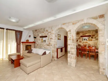 Maison 120 m² à Kaštelir, jardin clôturé et barbecue : photo 9